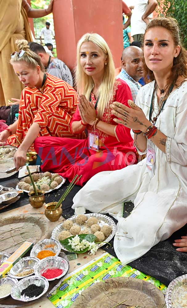 Devotees perform pindaan rituals in Gaya